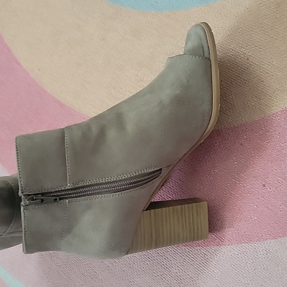 melrose ave Shoes - Taupe Peeptoe Booties